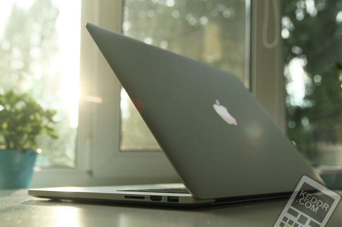 Фотография MacBook Pro 15" (Retina) вид сзади