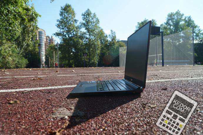 Acer Travelmate 8481G - вид сбоку