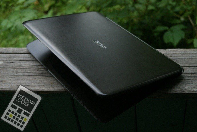 Ноутбук Acer Aspire S5 на бревне