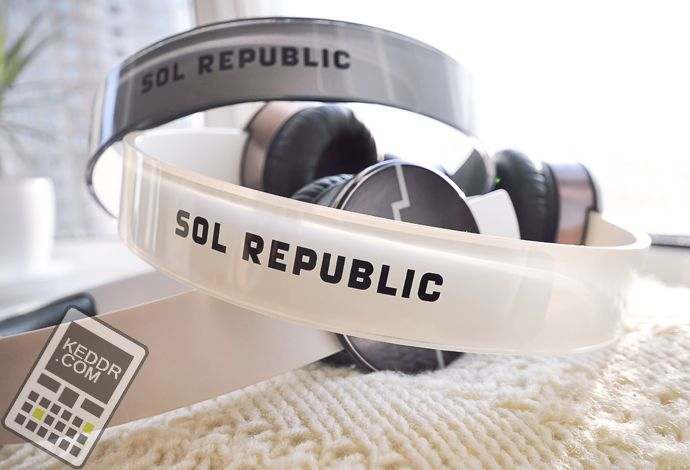 Белый и серые наушники SOL REPUBLIC Tracks