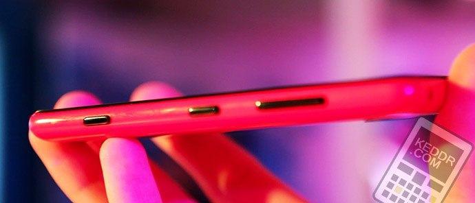 Боковая сторона и кнопки управления Nokia Lumia 820