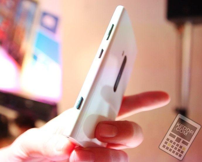 Боковая сторона и кнопки управления Nokia Lumia 920