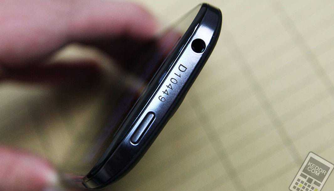 Кнопка блокировки и разъем для наушников на HTC Desire SV