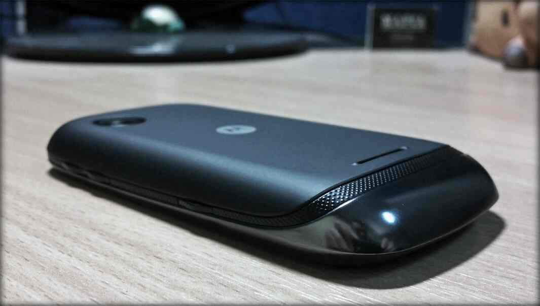 Тыльная сторона Motorola SPICE key XT316