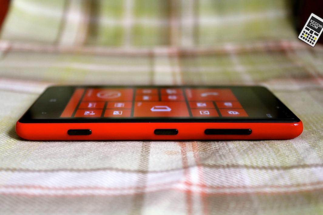 Кнопки на боковой грани Nokia Lumia 820