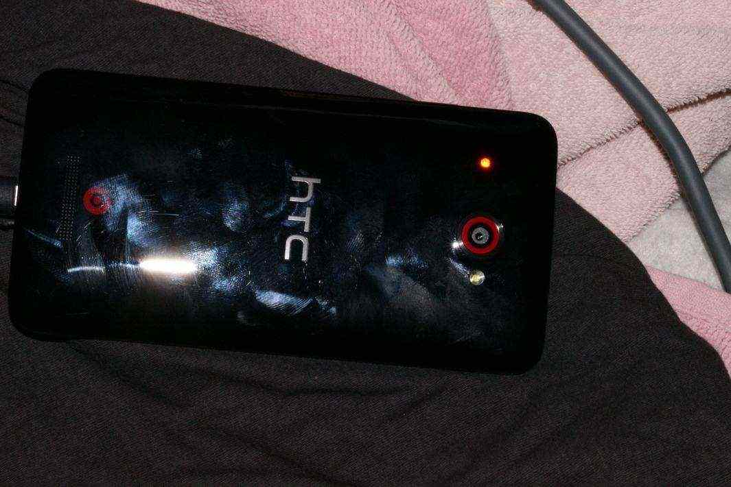 Задняя сторона HTC Butterfly