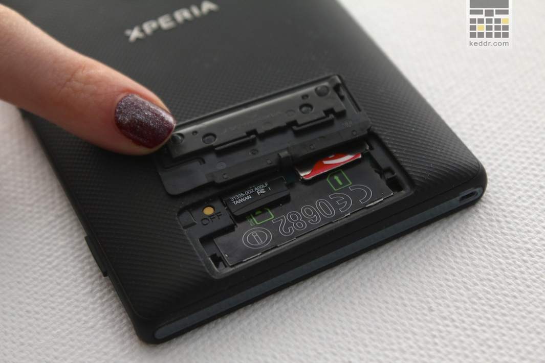 Разьем для карты памяти и симки в Sony Xperia ZL