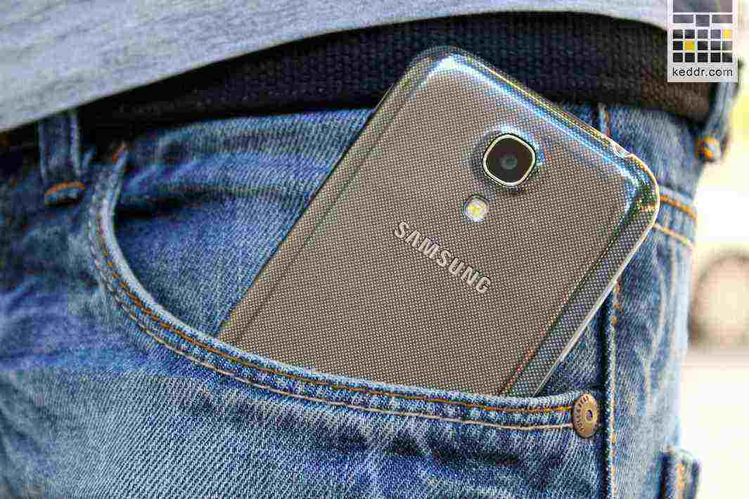 Samsung Galaxy S4 Mini Duos в кармане