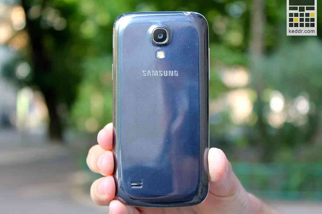 Задняя сторона Samsung Galaxy S4 Mini Duos