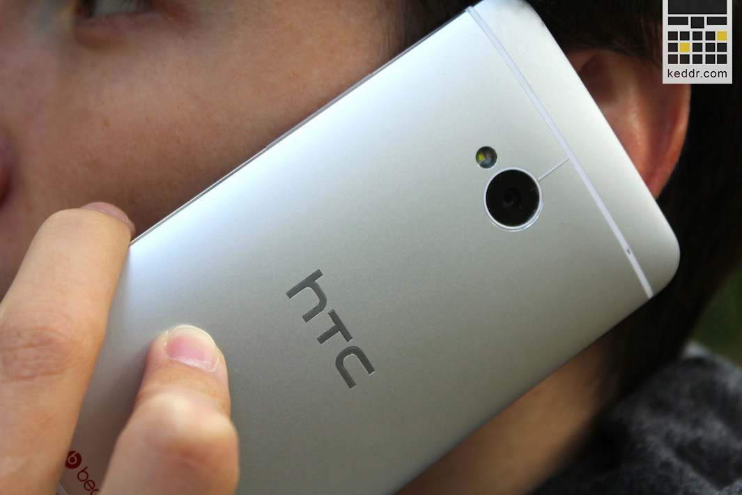 Задняя сторона HTC One Dual Sim