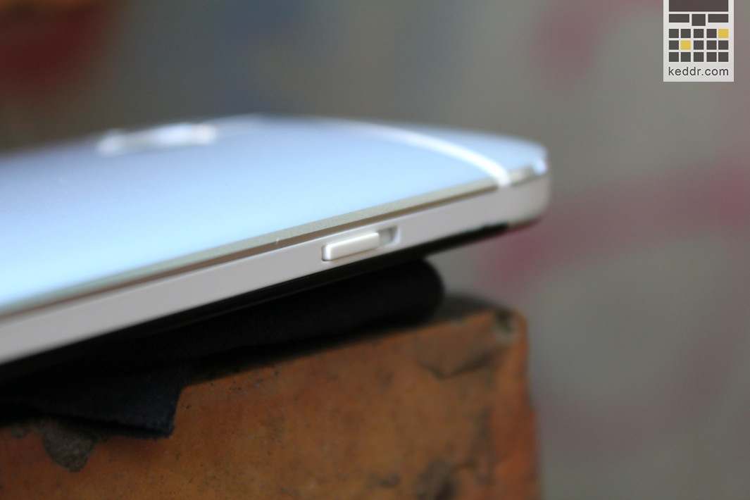 Боковая грань HTC One Dual Sim