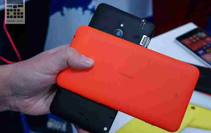 Задняя сторона в Nokia Lumia 1320