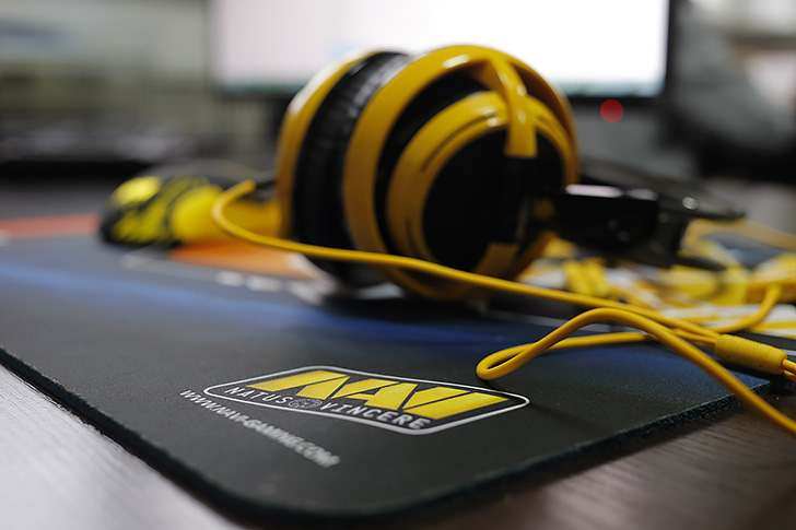 navi-mouse-pad-headphones5
