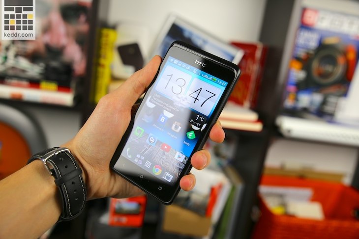 HTC Desire 400 Dual Sim в руке