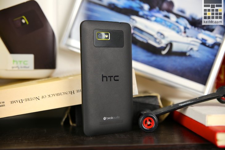 Задняя сторона HTC Desire 400 Dual Sim