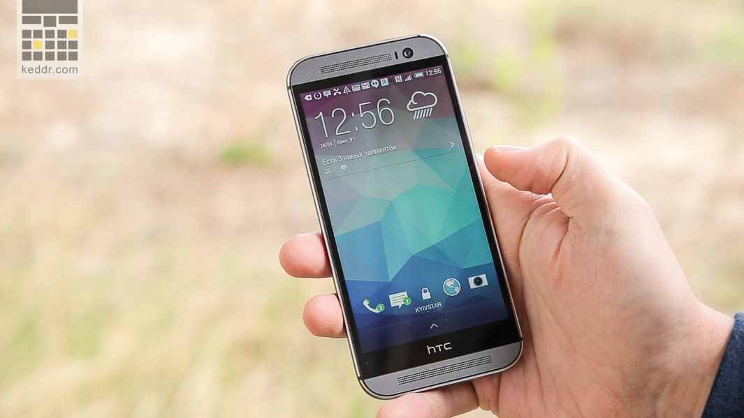 HTC One (M8) в руке