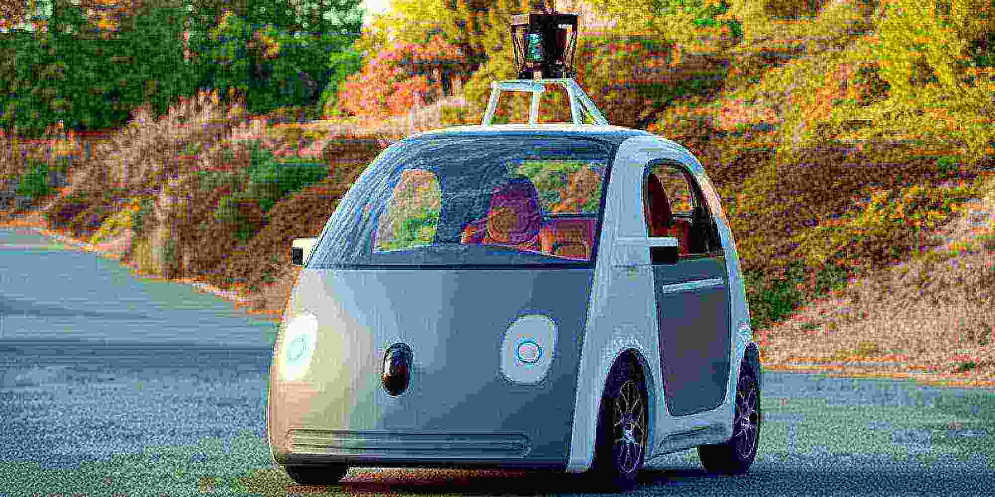 Самоходному автомобилю от Google вернут руль и педали