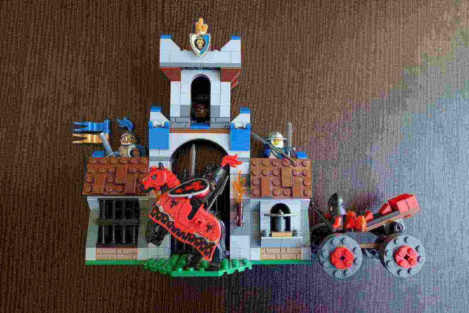 Обзор конструктора LEGO Castle: The Gatehouse Raid