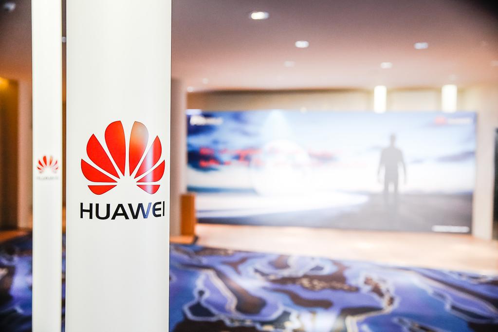 MWC 2015. Компания Huawei показала браслет TalkBand B2