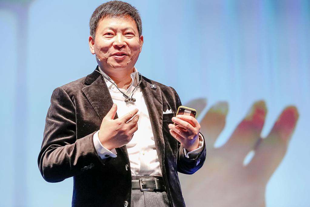 MWC 2015. Huawei TalkBand N1 – плеер-гарнитура для фитнеса
