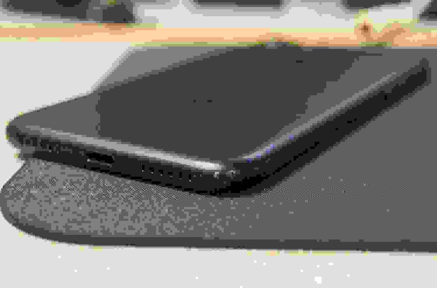 С iPhone 7 и iPhone 7 Plus цвета Mate Black облазит краска