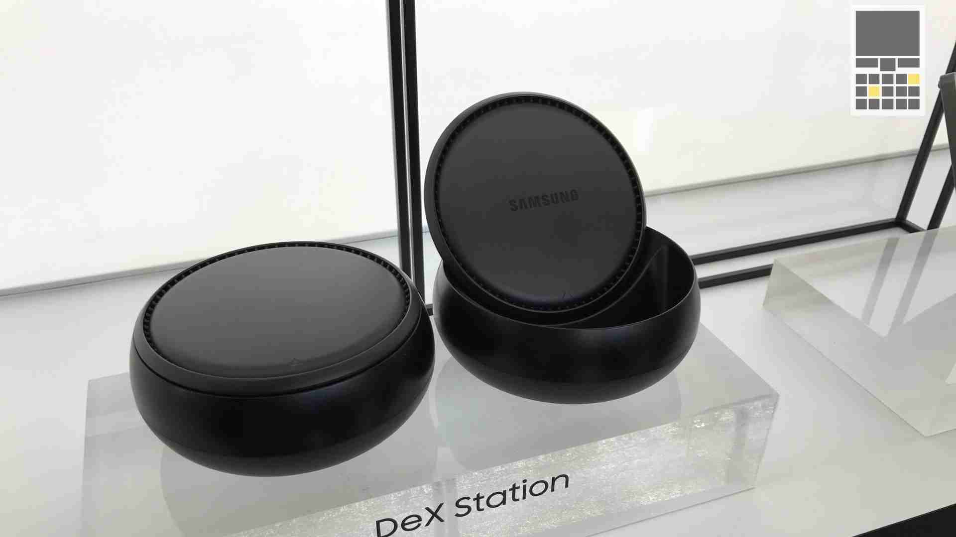 Док-станция Samsung DeX позволяет работать с Galaxy S8 в режиме десктопа