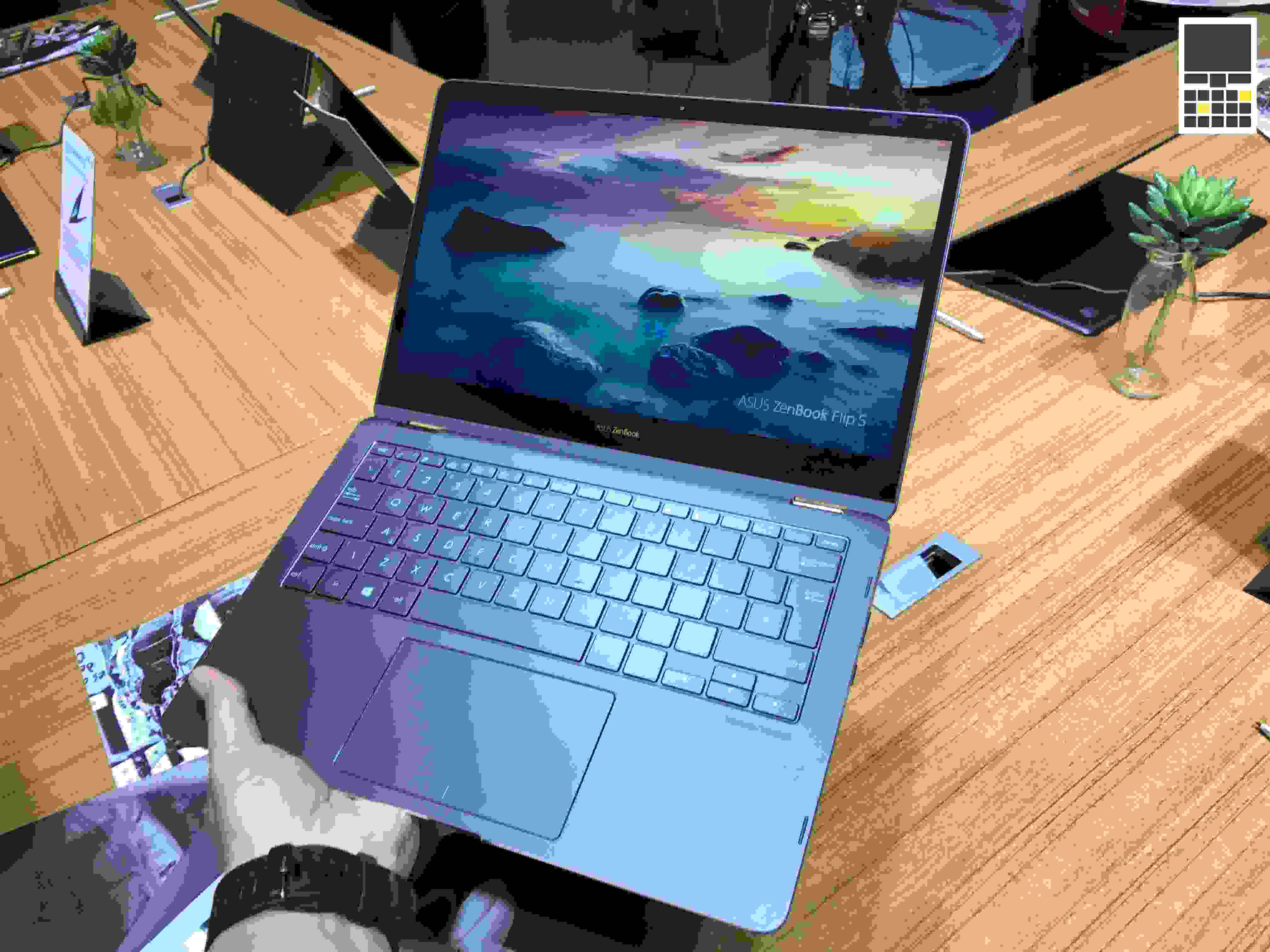 ASUS показала ZenBook Flip S – самый тонкий ноутбук-транформер в мире. ВИДЕО