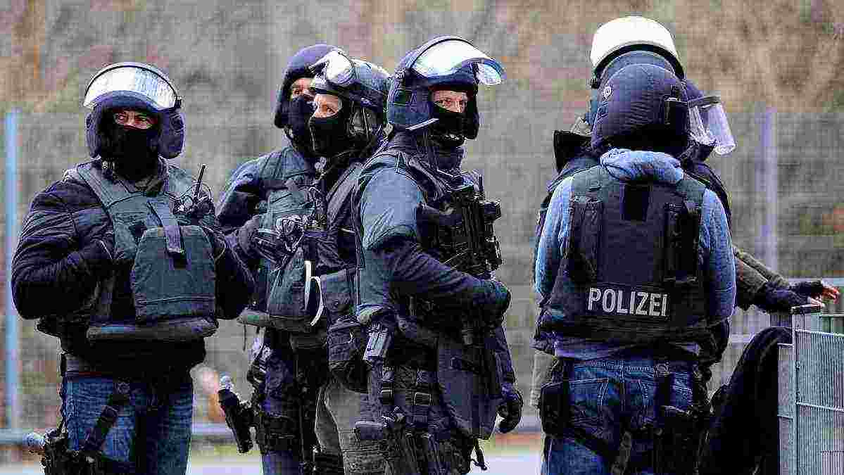 В Германии полиция обыскала 36 домов из-за постов в Facebook