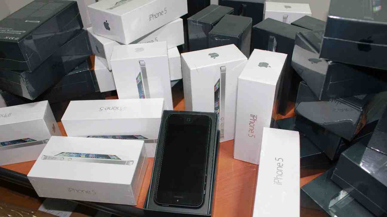На китайской таможне поймали контрабандиста, который пытался провезти на себе 102 iPhone