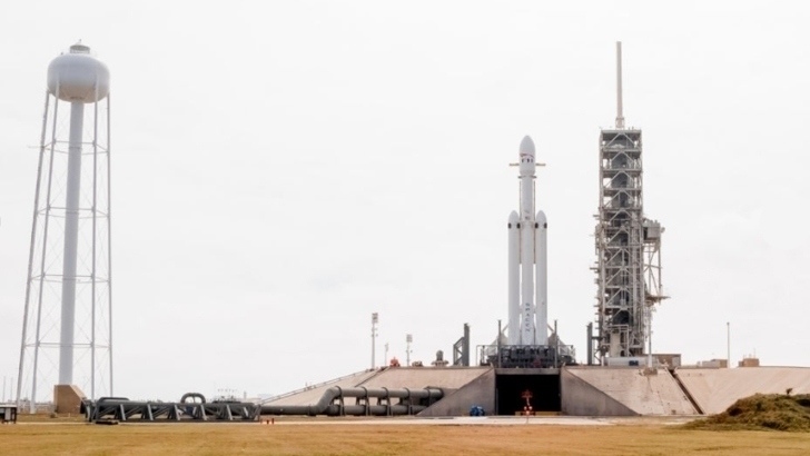 SpaceX сегодня запустит тяжелую ракету-носитель Falcon Heavy и отправит к Марсу Tesla Roadster