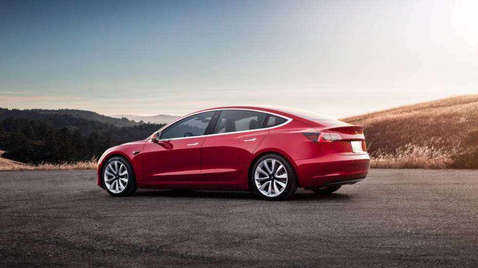 Топовая двухмоторная Tesla Model 3 набирает первую сотню за 3,5 с