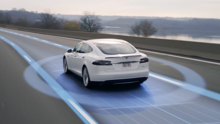 Автопилот в электрокарах Tesla научился следовать по маршруту навигатора