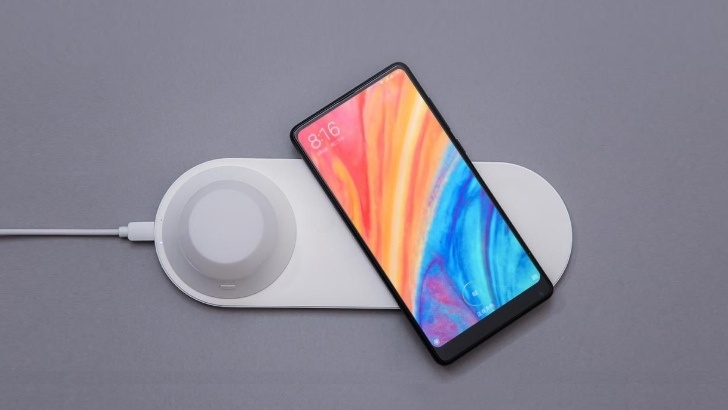 Xiaomi представила светильник с беспроводной зарядкой