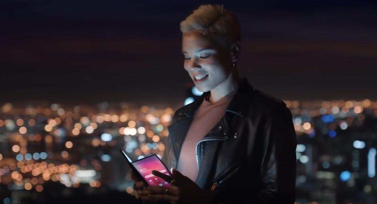 Гибкий смартфон Samsung засветился в официальном рекламном ролике компании