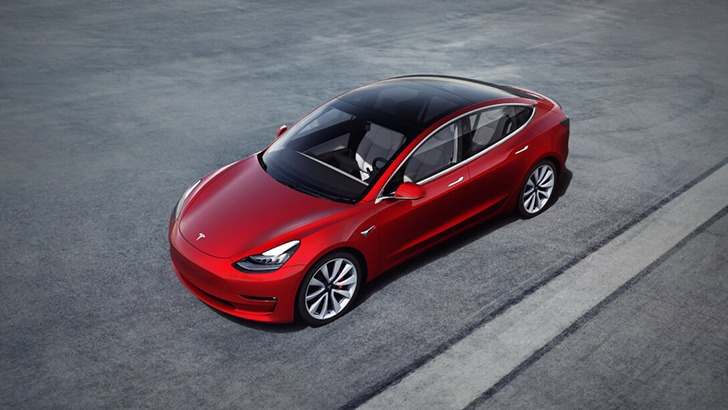 Tesla Model 3 избежал столкновения с впереди стоящей машиной после того, как в него сзади врезался другой автомобиль