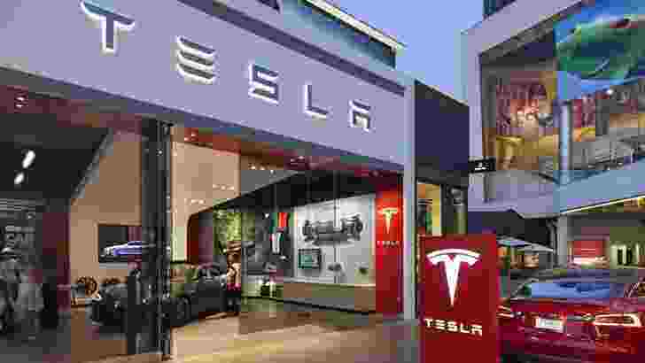 Tesla поднимет цены на электромобили, но не будет закрывать автосалоны