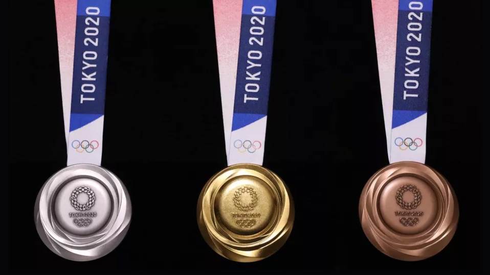 Организаторы Олимпиады-2020 показали медали из переработанных старых гаджетов