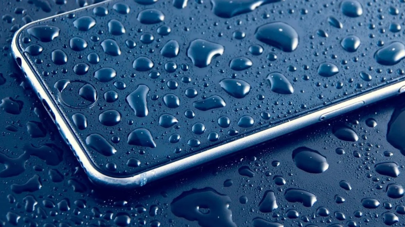 На Apple подали в суд из-за вопросов касательно влагозащиты iPhone