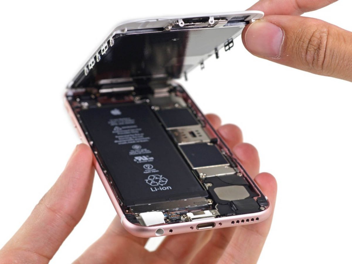 Щоб витягнути батарейку в новому iPhone, потрібно буде вдарити її струмом. Apple працює над новою технологією через закон Євросоюзу