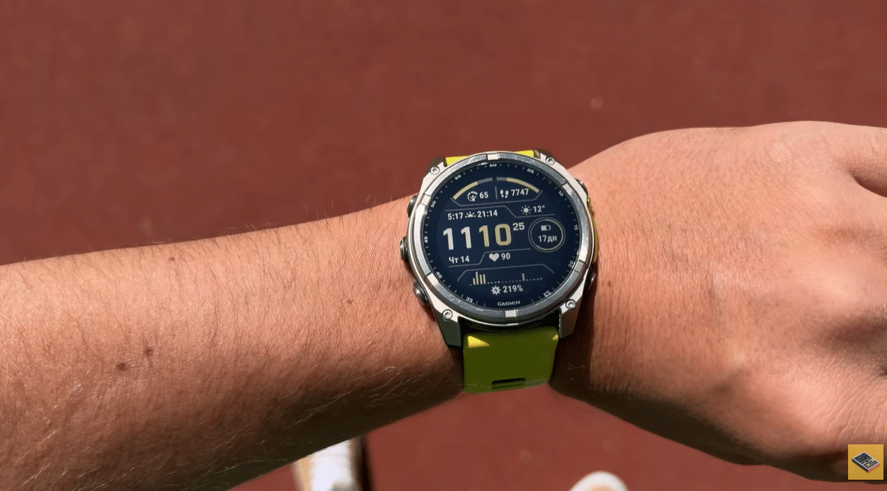 Garmin Fenix 8 на зап'ясті з жовто-зеленим силіконовим ремінцем і циферблатом Enduro 2, що показує час, пульс 90, кроки 7747 та заряд батареї