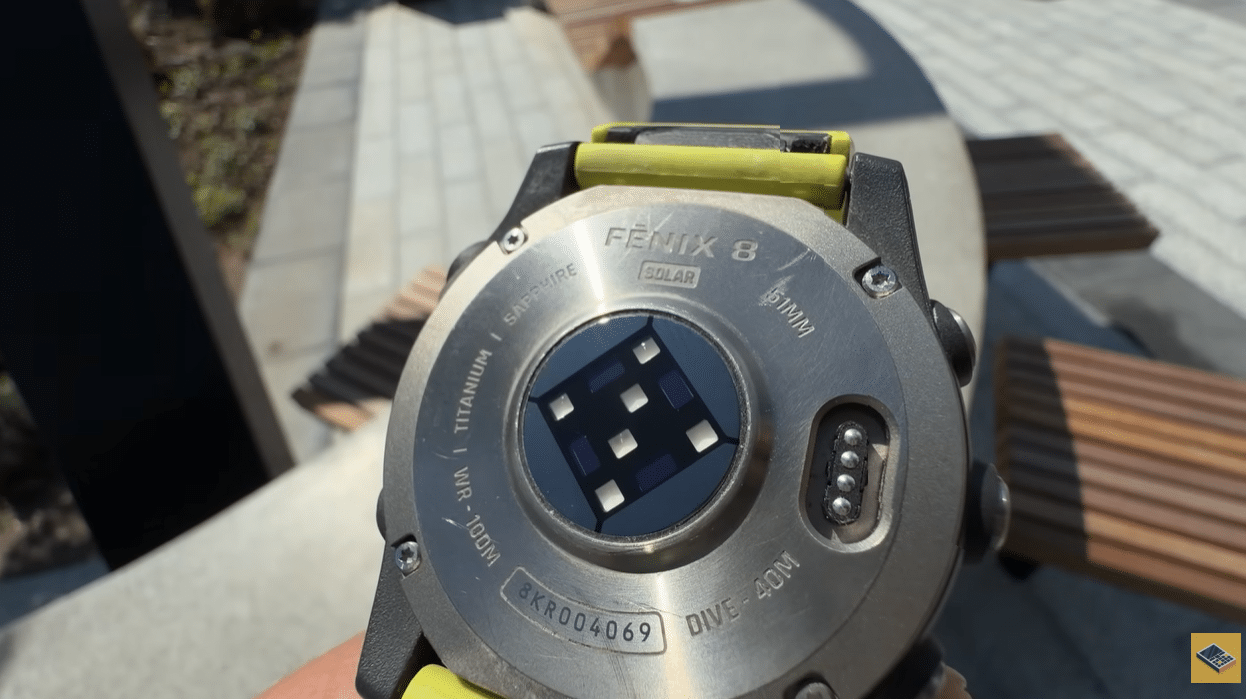 Зворотня сторона Garmin Fenix 8 Solar з датчиком серцебиття 5-го покоління та зарядними контактами
