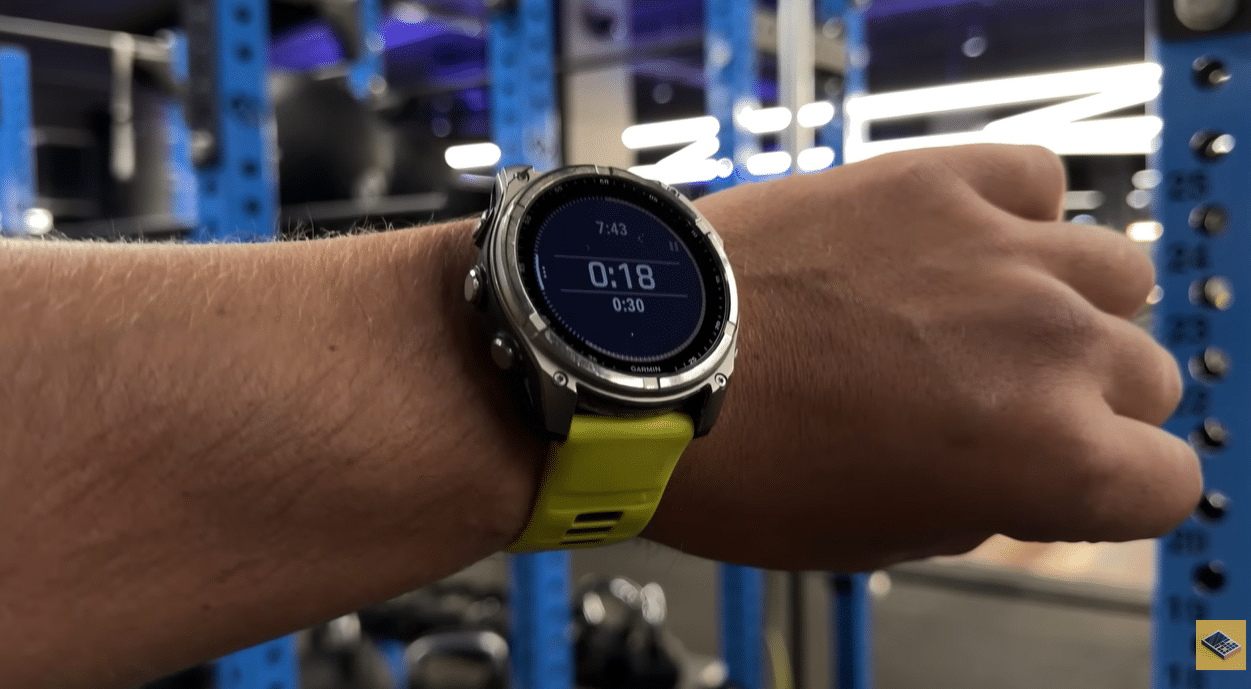 Garmin Fenix 8 на зап'ясті в залі з активним таймером