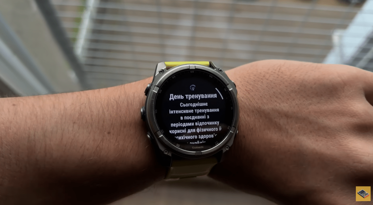 Garmin Fenix 8 на зап'ясті з екраном трекінгу здоров'я: «День тренування — Сьогоднішнє інтенсивне тренування в поєднанні з періодами відпочинку корисні для фізичного й психічного здоров'я»