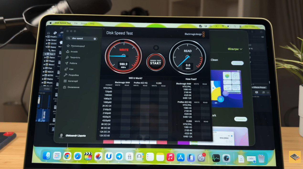 Тест швидкості SSD MacBook Neo у Blackmagic Disk Speed Test: швидкість запису — 980,9 МБ/с
