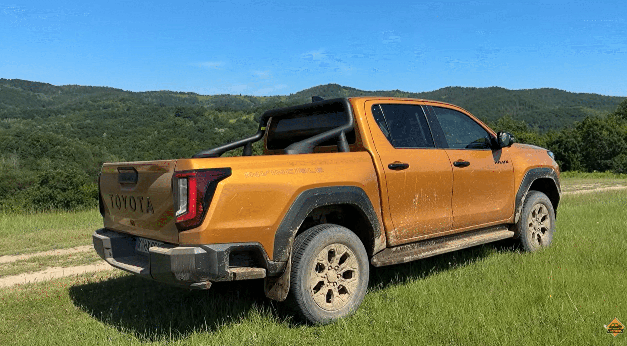 Toyota Hilux Invincible у жовтому кольорі після офроду в горах — колеса та кузов вкриті брудом