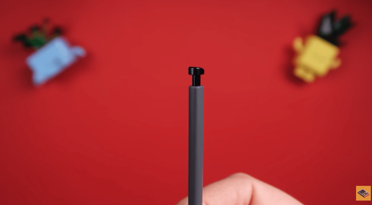 S Pen від Samsung Galaxy S26 Ultra з кнопкою-хвостиком, вставленим неправильною стороною