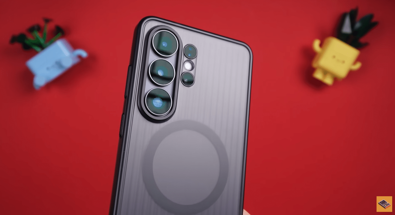Samsung Galaxy S26 Ultra в оригінальному чохлі з магнітним кільцем на задній панелі, вид ззаду з камерним модулем