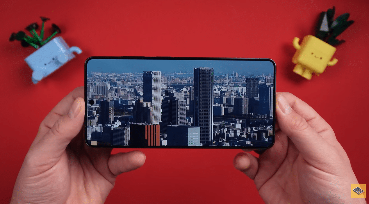 Samsung Galaxy S26 Ultra в руках у горизонтальному положенні з яскравим міським пейзажем на екрані