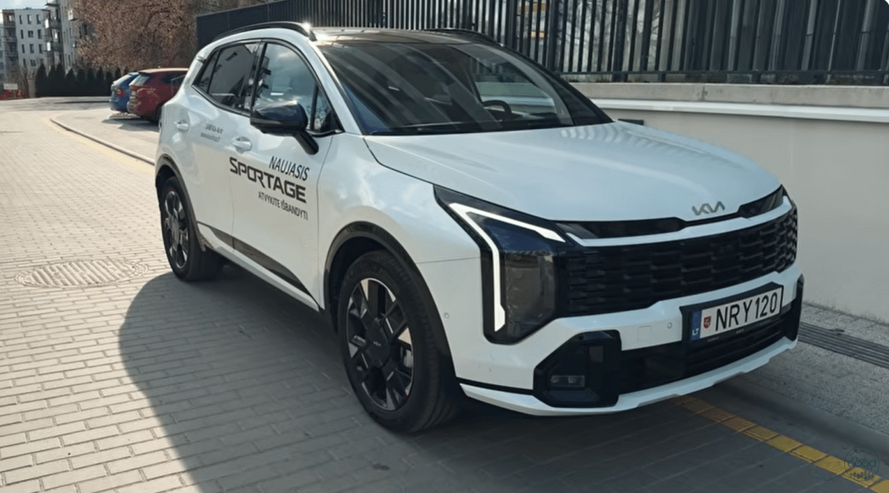 Kia Sportage білого кольору на міській парковці під час тест-драйву