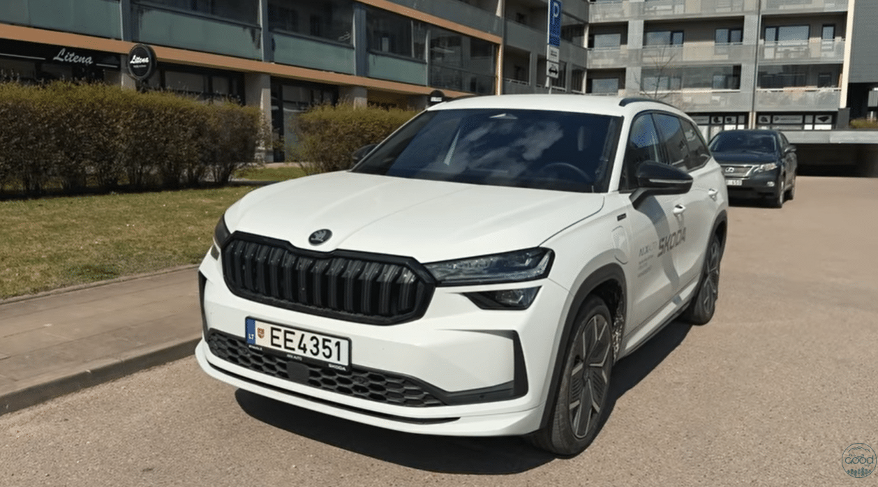 Skoda Kodiaq Plug-in Hybrid білого кольору на міській парковці під час тест-драйву